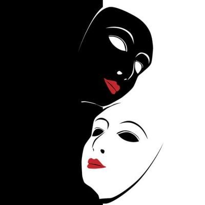 红头发的女人,戴着面具在虚伪的背景下对抗黑色的背景 蝴蝶,蝶,彩色