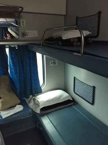 印度 火车卧铺车厢内景