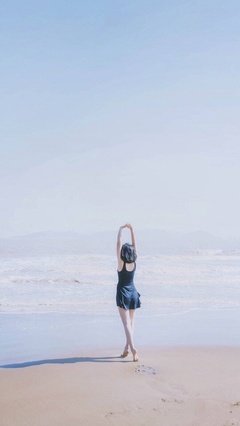 向往大海,沙滩上的小嘿裙短发女生背影壁纸- 图片- 热热兔
