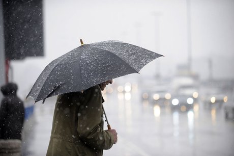 雨中撑伞图片