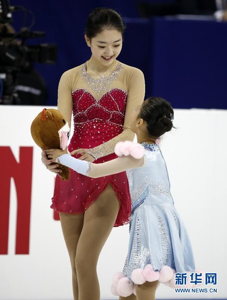 李子君坐国旗 李子君儿童时期 李子君花样滑照片 花样滑冰:李子君倾情