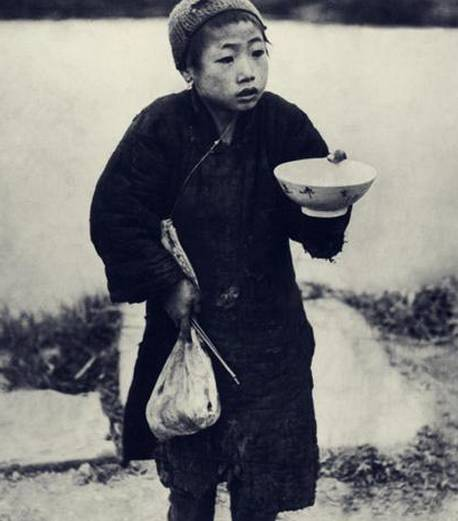 1947年旧中国的老照片,饥寒交迫流离失所的人民