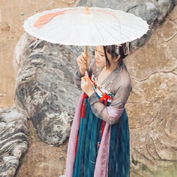 暮秋山行带伞女生头像,唯美古风真人头像