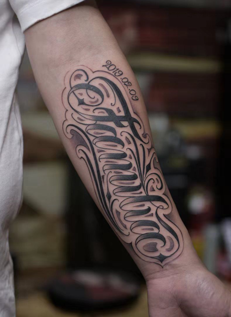 男生手臂奇卡诺花体字 好看的花体字纹身
