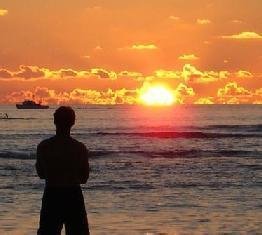 男人在海边看风景 看海背影 海边夕阳 海边黑暗系风景图片 海边日出