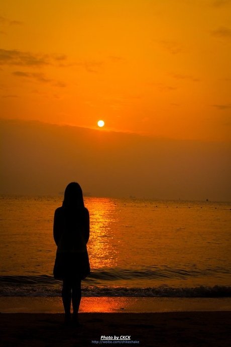 在户外沙滩日落的剪影 宁静,风景,橙色,儿童 相关搜索 海滩美女背影图