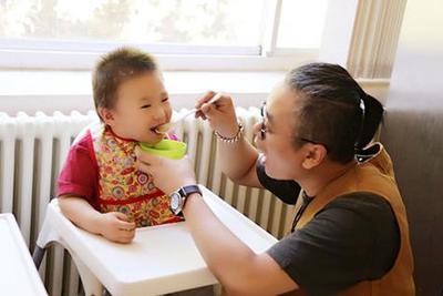婴儿几个月可以吃东西