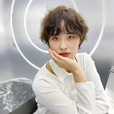短发时尚发型女