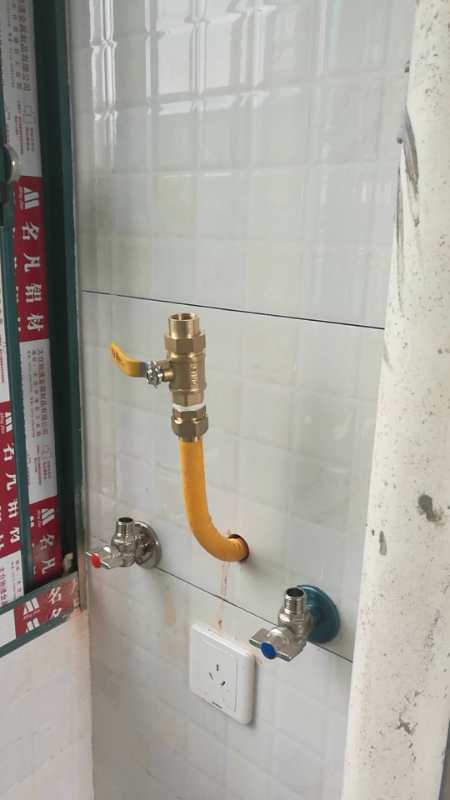 天然气管橱柜里面