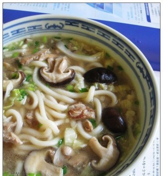 香菇鸡肉粉丝汤的做法