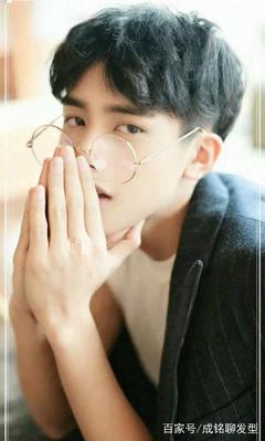 头发硬适合什么发型男