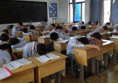 怎么坐地上写作业