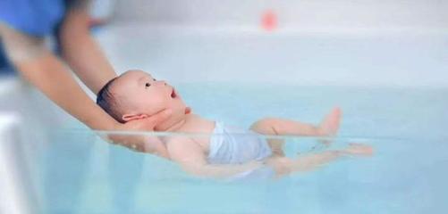母婴店的宝宝几个月可以去游泳?婴儿可以戴着脖圈游泳吗?
