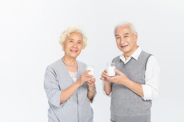 老年人什么时间喝奶粉好