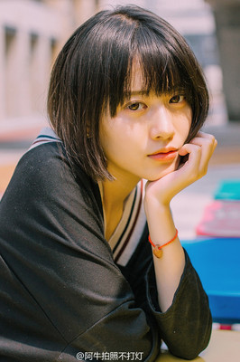 短发姑娘