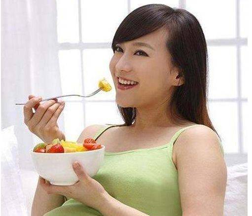 美女怀孕呕吐