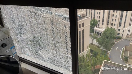 阳台玻璃突然爆裂原因