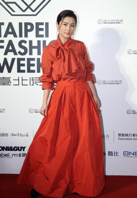 任家萱红裙子搭配