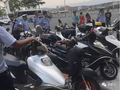 二轮摩托车载人规定