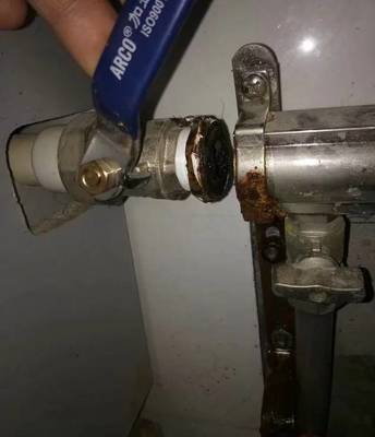橱柜后边的分水器