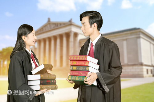 当法官好还是律师好