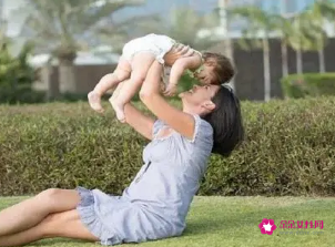 梦见自己抱两个婴儿