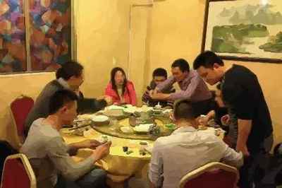 梦见吃饭和别人吵架