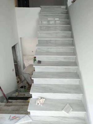 灰色地板配踏步
