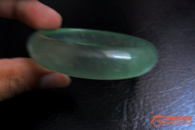 翡翠手镯荧光反应图片