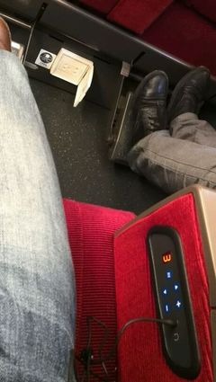 高铁一等座充电口
