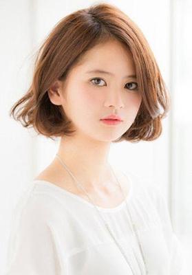 女人圆脸短发发型