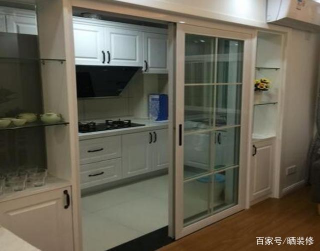 厨房门上面的酒柜做法