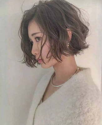 日式卷发女