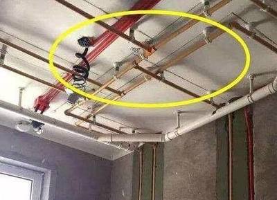 吊顶工人碰电线了