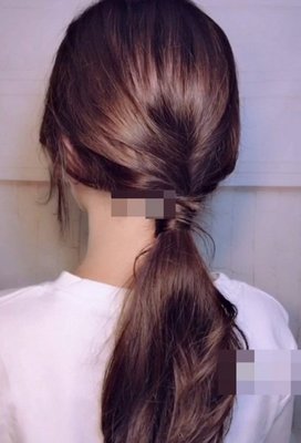 女生扎马尾