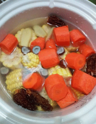 红萝卜羊肚菌煲汤