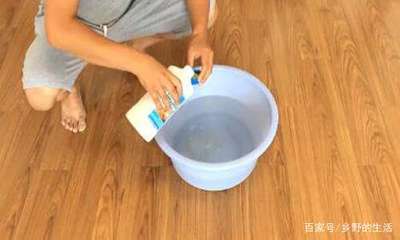 洗衣粉拖地板变黑