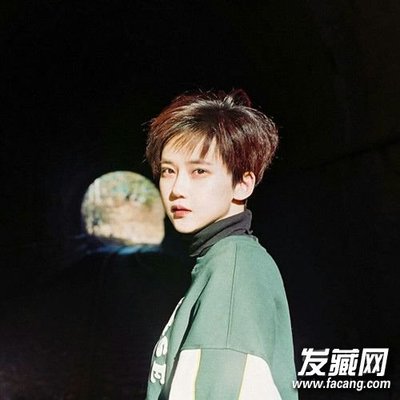 女生露耳短发