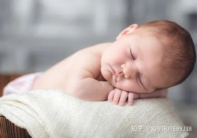 8个月的宝宝还不会坐正常吗