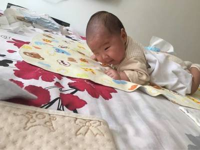 三个月宝宝趴着不会抬头怎么办