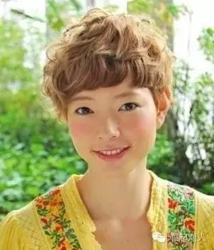 十岁女孩剪短发的照片
