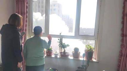 窗户对着烟囱但不冒烟
