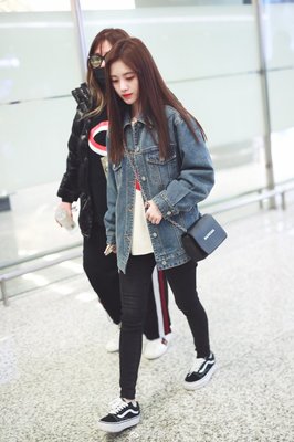 女生黑色板鞋的搭配