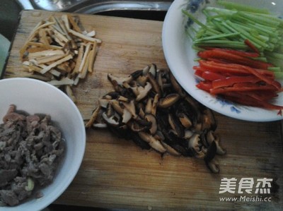 香菇芹菜炒肉丝的功效