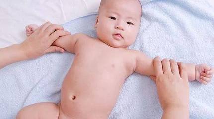 宝宝肚子鼓鼓的正常吗