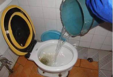 马桶上水管堵了怎么办