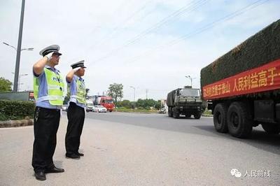 軍民互敬，溫暖瞬間：網(wǎng)友讓行軍車隊(duì)獲軍人敬禮