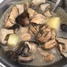 香菇炖鸡汤汤是黑的