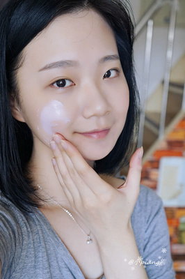 用ysl美白精华长痘痘