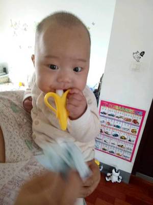 三个月宝宝吃手怎么办